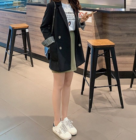 Stilīga sieviešu garā jaka ar kabatām un pogām