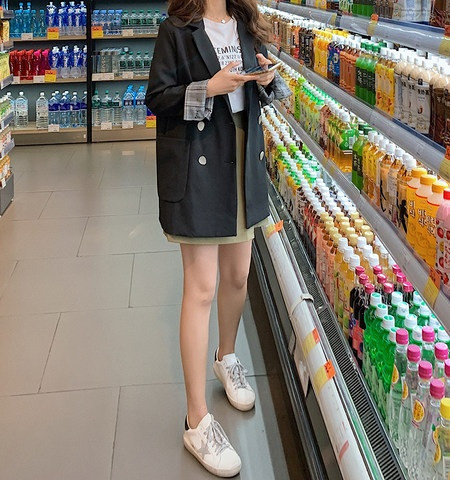 Stilīga sieviešu garā jaka ar kabatām un pogām