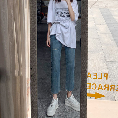 Μοντέρνα τζιν με ψηλή μέση και σκισμένα μοτίβα