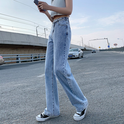 Vasarīgi plati džinsi ar šķēlumiem un augstu vidukli