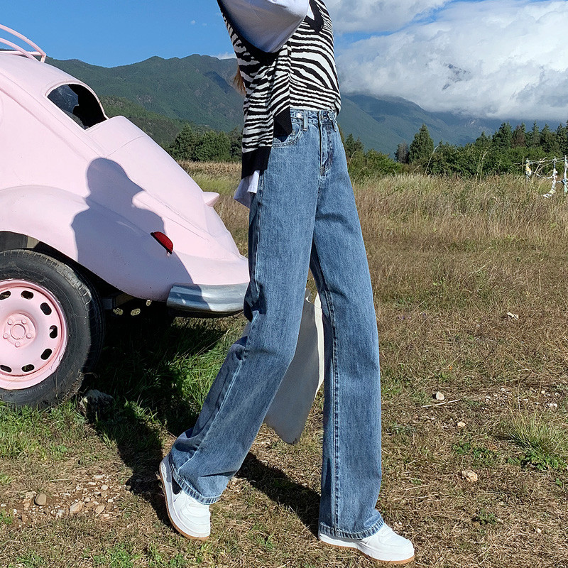 Vasarīgi plati džinsi ar šķēlumiem un augstu vidukli