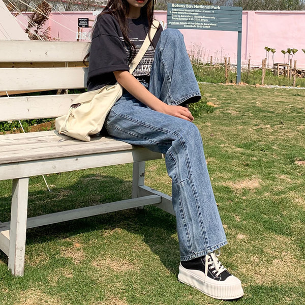 Blugi de dama cu picioare largi si buzunare