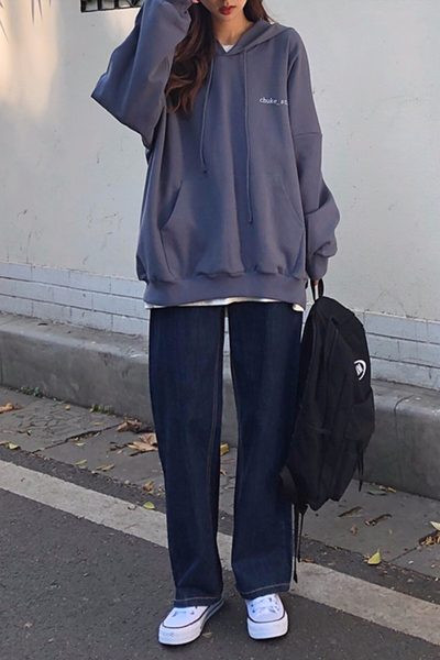 Plašs sieviešu džinsu modelis ar kabatām