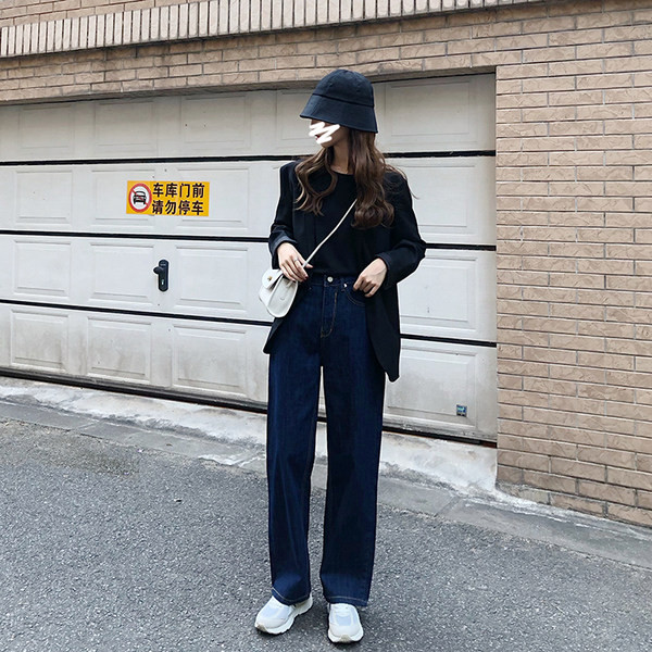 Plašs sieviešu džinsu modelis ar kabatām