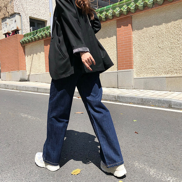 Plašs sieviešu džinsu modelis ar kabatām