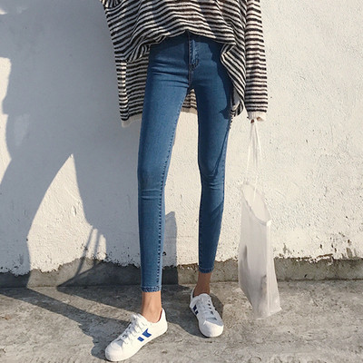 Model de blugi montat la glezna cu talie inalta