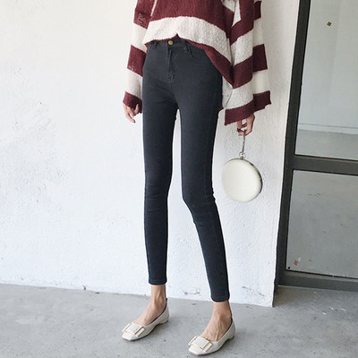 Model de blugi montat la glezna cu talie inalta