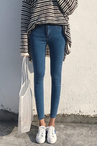 Model de blugi montat la glezna cu talie inalta