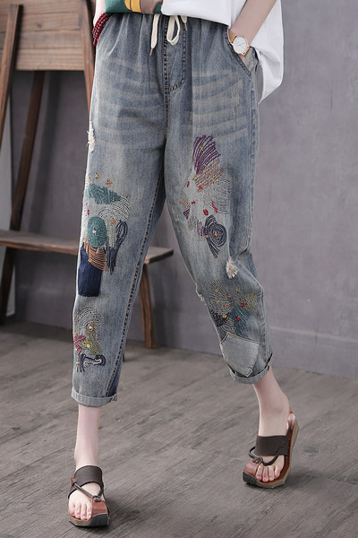 Naujas moteriškų laisvalaikio džinsų modelis su kišenėmis ir siuvinėjimais