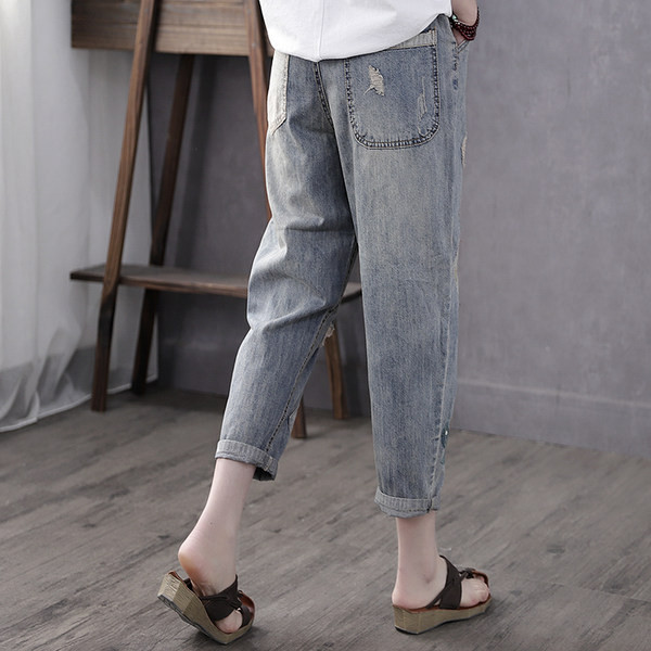 Naujas moteriškų laisvalaikio džinsų modelis su kišenėmis ir siuvinėjimais