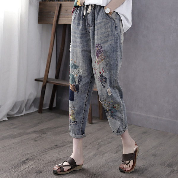 Naujas moteriškų laisvalaikio džinsų modelis su kišenėmis ir siuvinėjimais