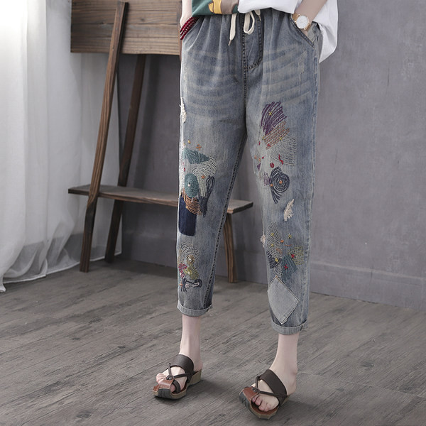 Naujas moteriškų laisvalaikio džinsų modelis su kišenėmis ir siuvinėjimais