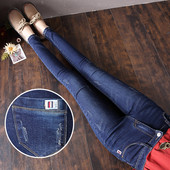 Sieviešu džinsi ar augstu vidukli un emblēmu kabatā