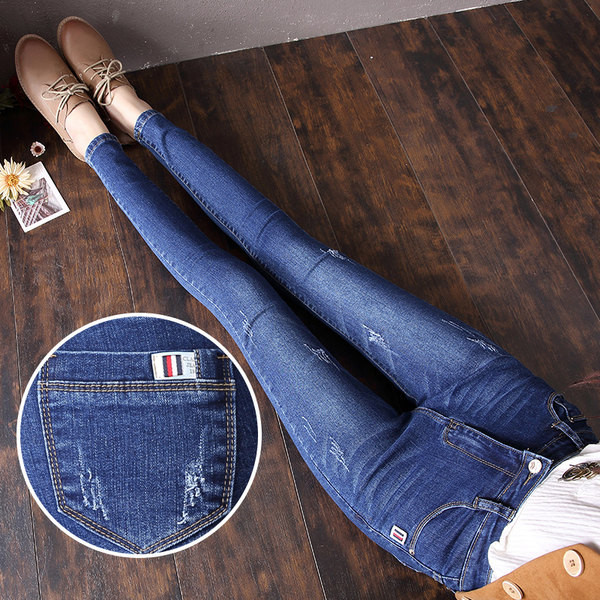 Sieviešu džinsi ar augstu vidukli un emblēmu kabatā