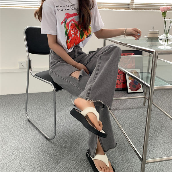 Sieviešu džinsi ar saplēstu motīvu un augstu vidukli pelēkā krāsā