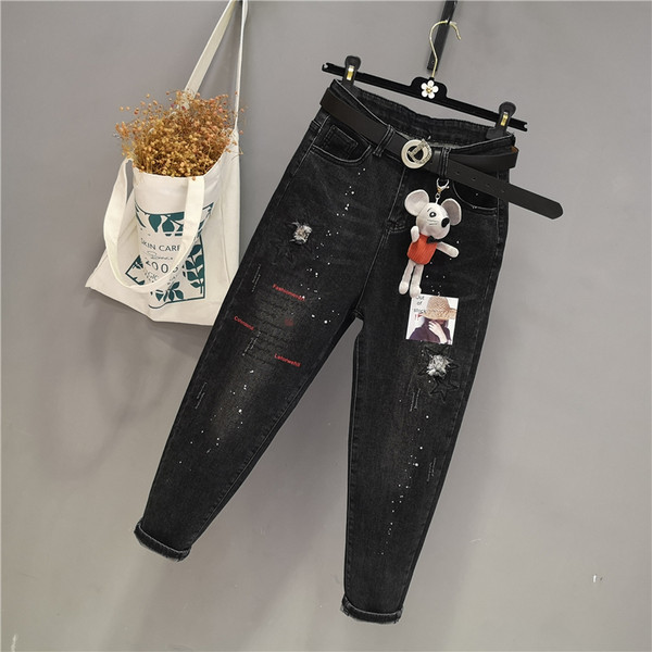 Mūsdienīgi sieviešu džinsi ar izšuvumiem un saplēstiem elementiem