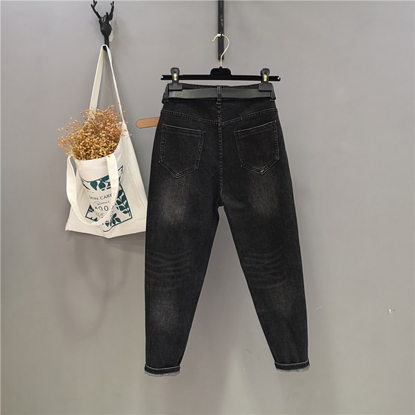 Mūsdienīgi sieviešu džinsi ar izšuvumiem un saplēstiem elementiem