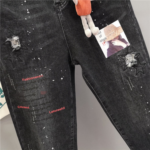 Mūsdienīgi sieviešu džinsi ar izšuvumiem un saplēstiem elementiem