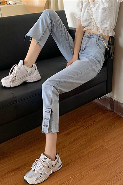 Μοντέρνο γυναικείο τζιν με κουμπιά