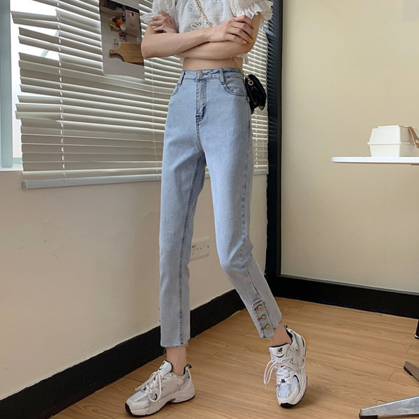 Μοντέρνο γυναικείο τζιν με κουμπιά