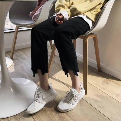 Μοντέρνα γυναικεία τζιν με ψηλή μέση και τσέπες