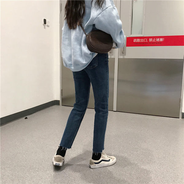 Γυναικεία τζιν με ίσιο μοντέλο και μήκος εώς το αστραγάλου