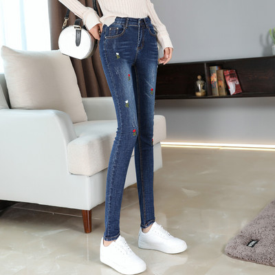 Γυναικεία τζιν με κεντημένα λουλούδια