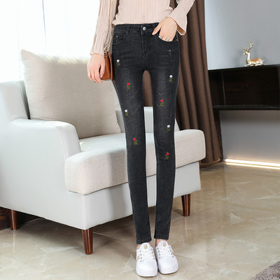 Γυναικεία τζιν με κεντημένα λουλούδια