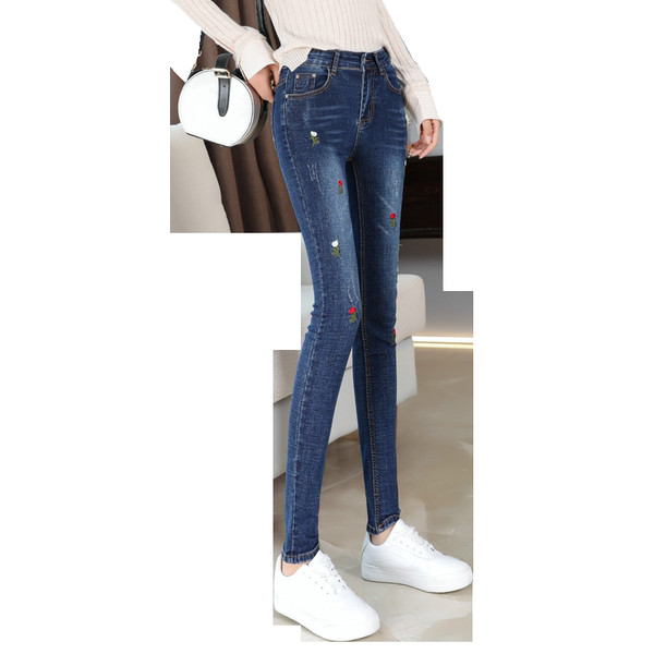 Γυναικεία τζιν με κεντημένα λουλούδια