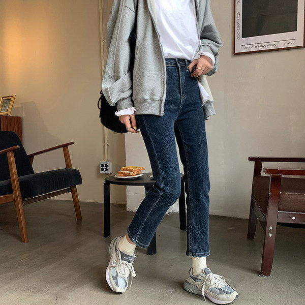 Sieviešu džinsi ar garumu 7/8 un kabatām zilā krāsā