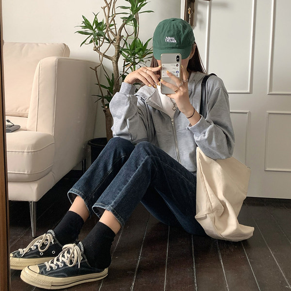 Sieviešu džinsi ar garumu 7/8 un kabatām zilā krāsā