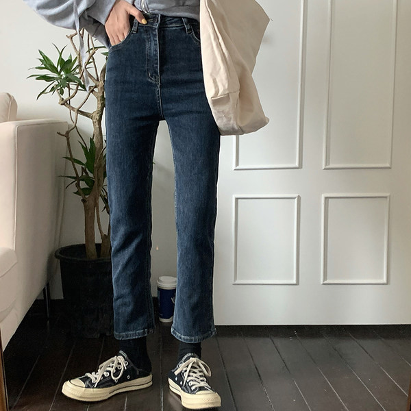 Sieviešu džinsi ar garumu 7/8 un kabatām zilā krāsā