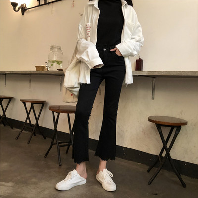 Γυναικεία τζιν με ασύμμετρη στερέωση 