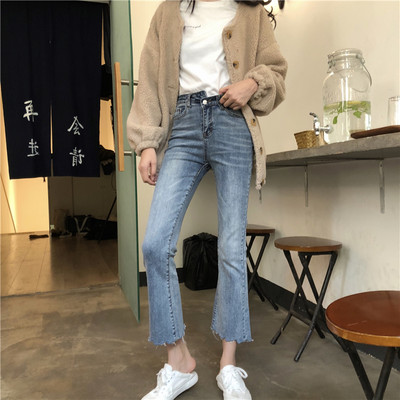 Γυναικεία τζιν με ασύμμετρη στερέωση 