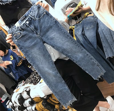 Pašreizējie sieviešu džinsi ar augstu vidukli - divi modeļi