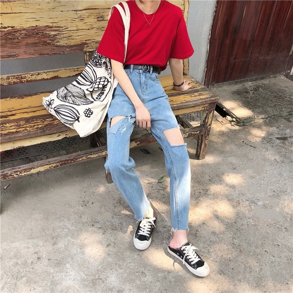 Jauns pavasara džinsu modelis ar saplēstiem motīviem un 7/8 garumu