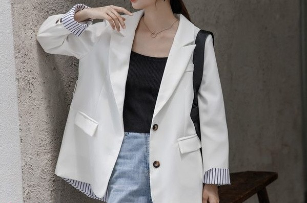 Moderna sieviešu jaka ar pogām un špica kakla izgriezumu