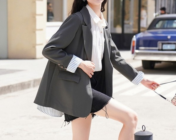 Moderna sieviešu jaka ar pogām un špica kakla izgriezumu