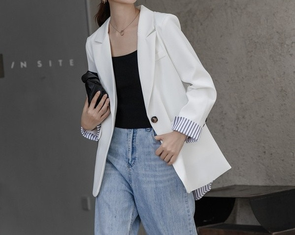 Moderna sieviešu jaka ar pogām un špica kakla izgriezumu