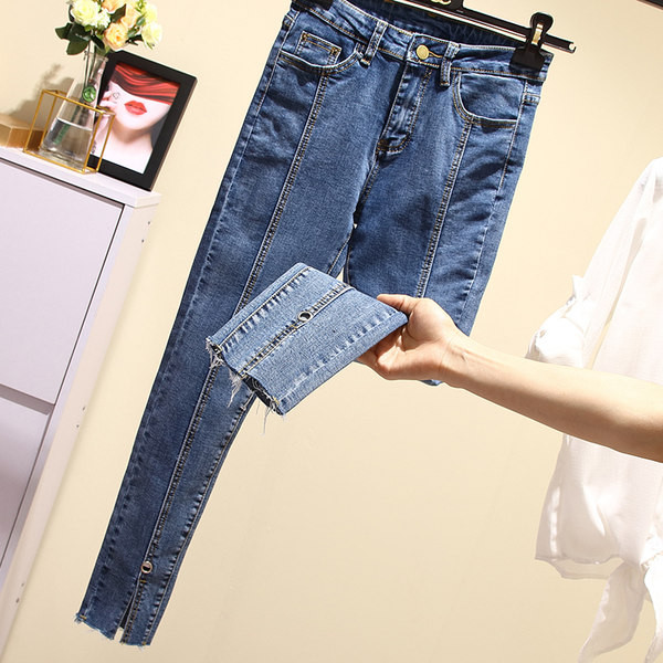 Μοντέρνα τζιν με ψηλή μέση και τσέπες