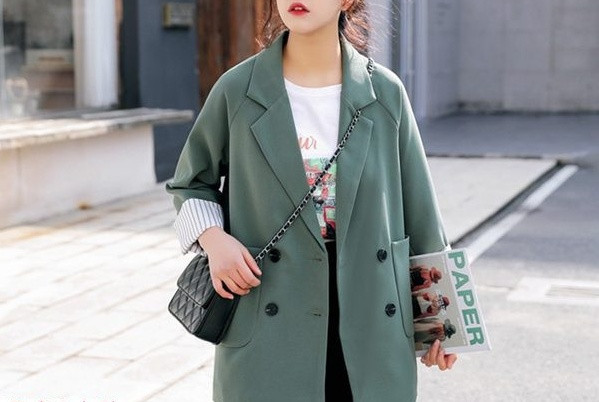 Dabartinis moteriškas ilgas švarkas su kišenėmis ir sagomis platus modelis