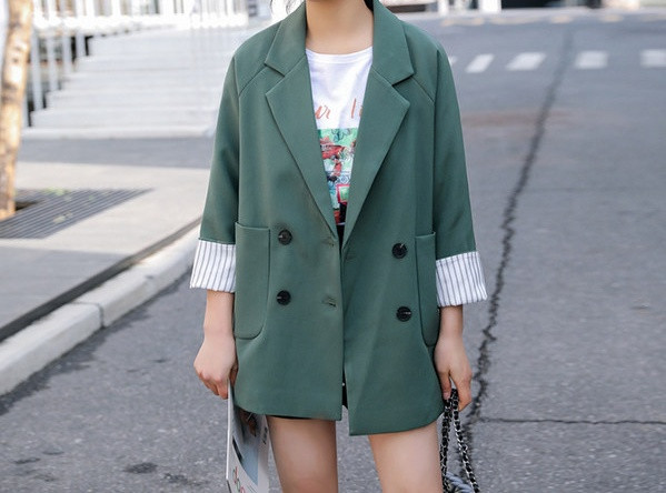 Dabartinis moteriškas ilgas švarkas su kišenėmis ir sagomis platus modelis