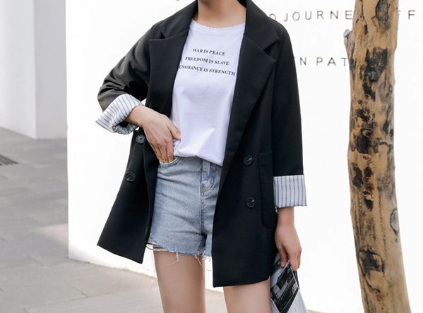 Dabartinis moteriškas ilgas švarkas su kišenėmis ir sagomis platus modelis