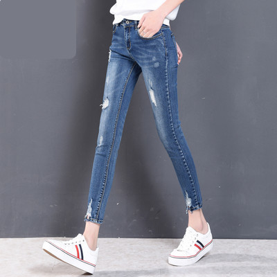 Γυναικεία τζιν με χαμηλή μέση και σκισμένα μοτίβα