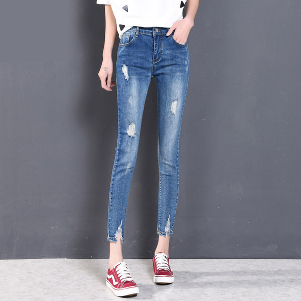 Γυναικεία τζιν με χαμηλή μέση και σκισμένα μοτίβα