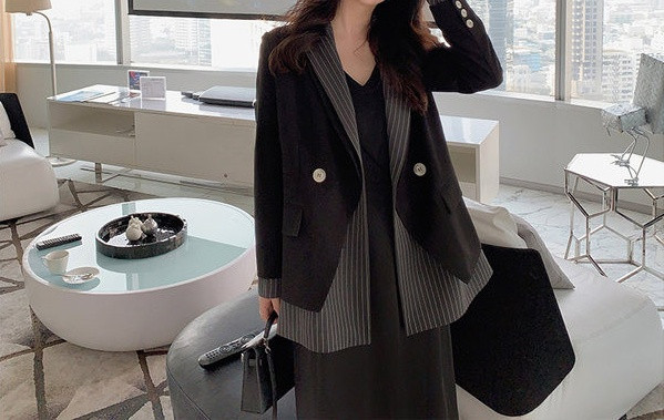 Geaca de dama moderna in dungi cu nasturi model lung