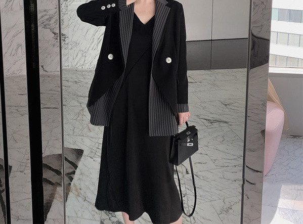 Geaca de dama moderna in dungi cu nasturi model lung