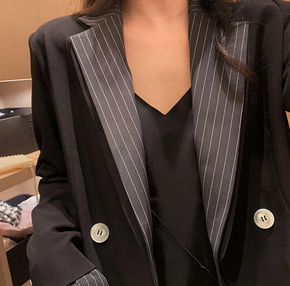 Geaca de dama moderna in dungi cu nasturi model lung