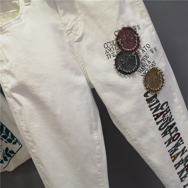 Jauns sieviešu džinsu modelis ar akmentiņiem un aplikācijām - baltā krāsā