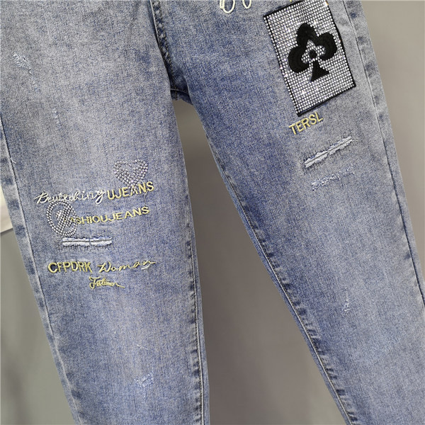 Ikdienas sieviešu džinsi ar izšuvumu - zilā krāsā